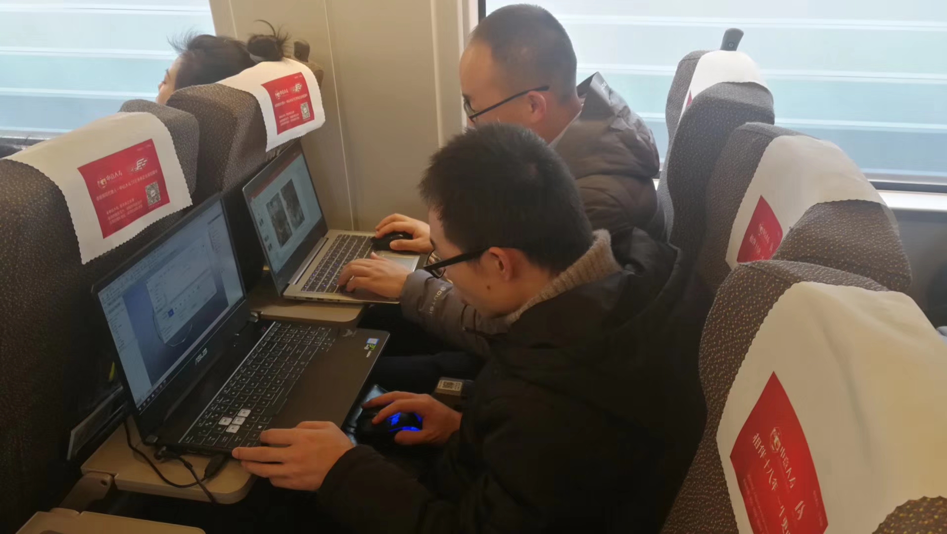 安嘉人奮戰在去客戶的高鐵上 安嘉人奮戰在去客戶的高鐵上